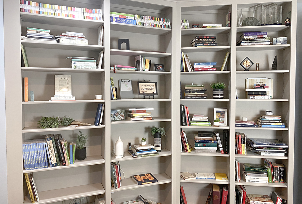 Painted Bookshelf after athymeformilkandhoney.com #paintedbookshelf #diy #beforeandafter